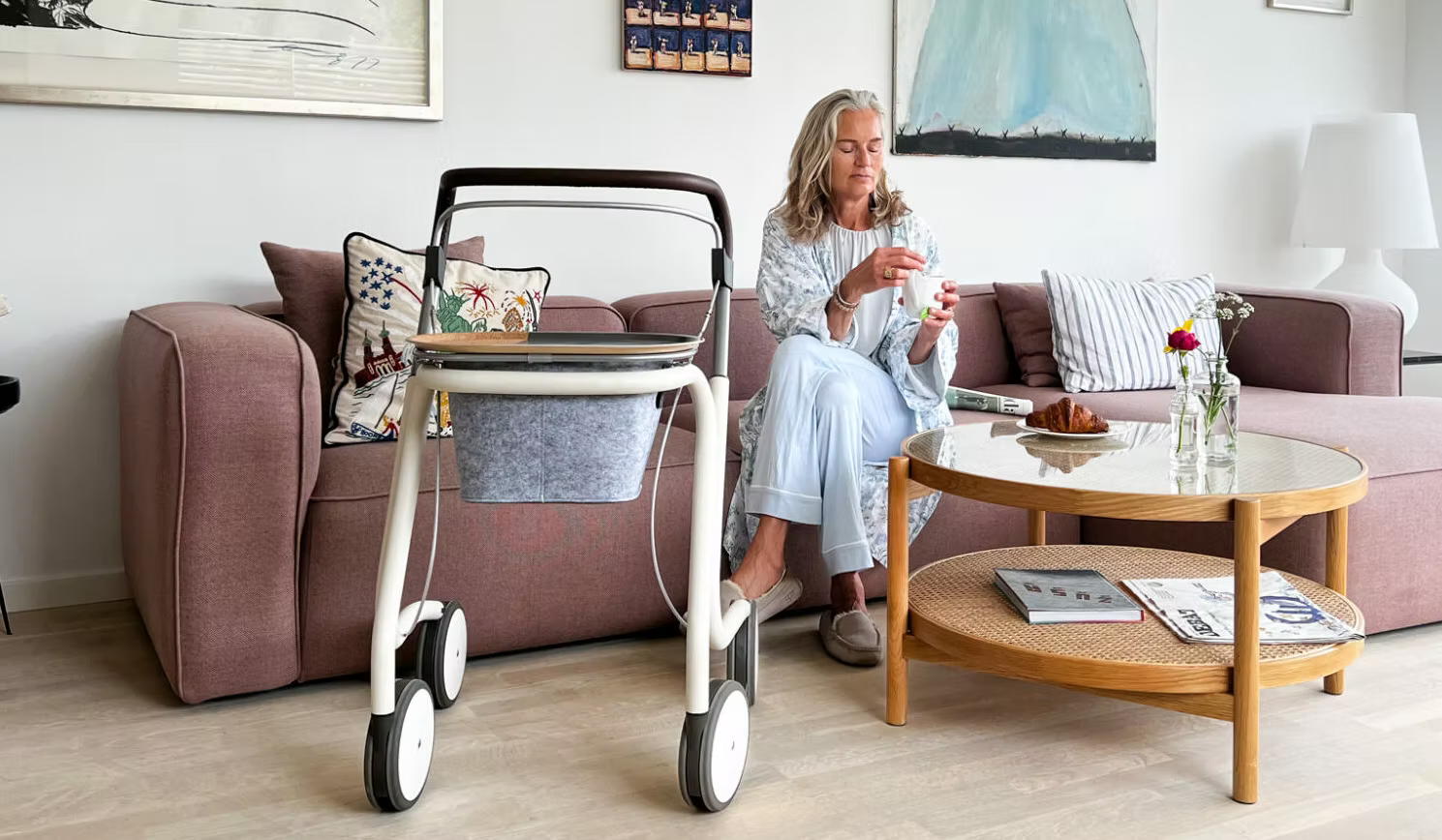 byAcre Le Scandinavian Butler avec plateau et panier blanc