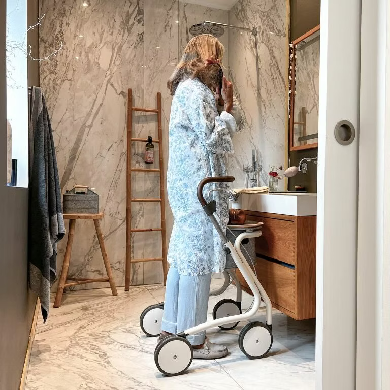 byAcre Le Scandinavian Butler avec plateau et panier blanc